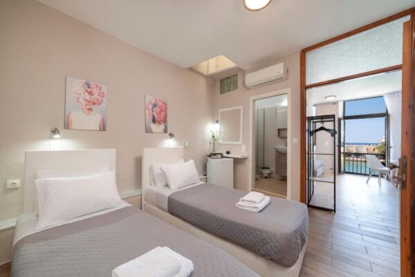 family room with balcony (1)