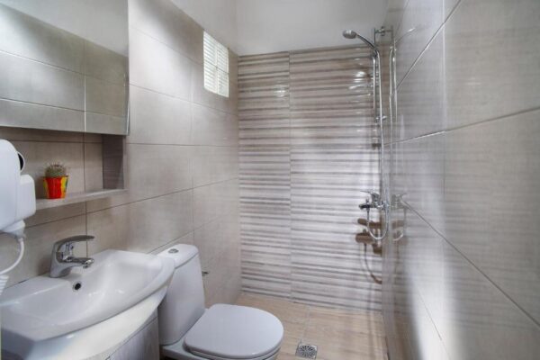 family room with balcony (3)