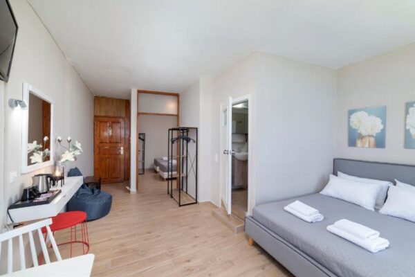 family room with balcony (8)